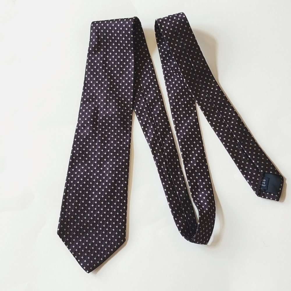 Purple and white patterned Italian silk tie